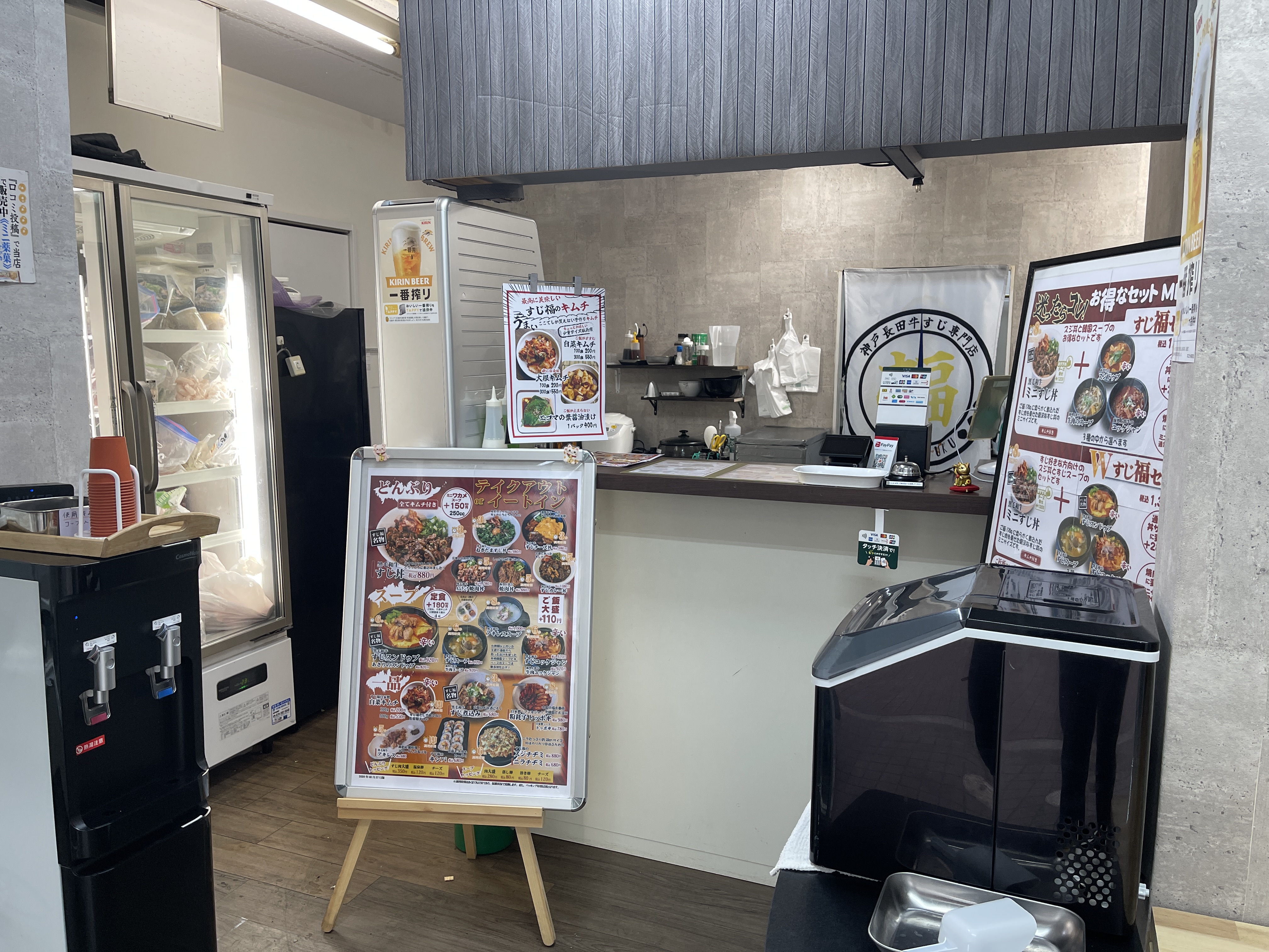 レジ周りと店内の様子